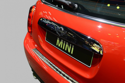 Preview: MINI F56 EDELSTAHL LADEKANTENSCHUTZ
